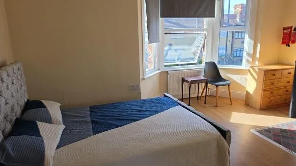 Flat Denmark Road in Greater London