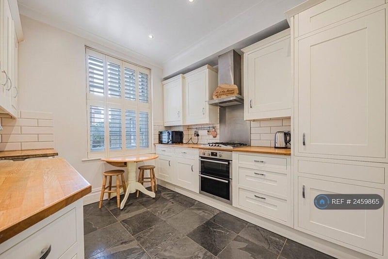 Room Marius Road in Greater London