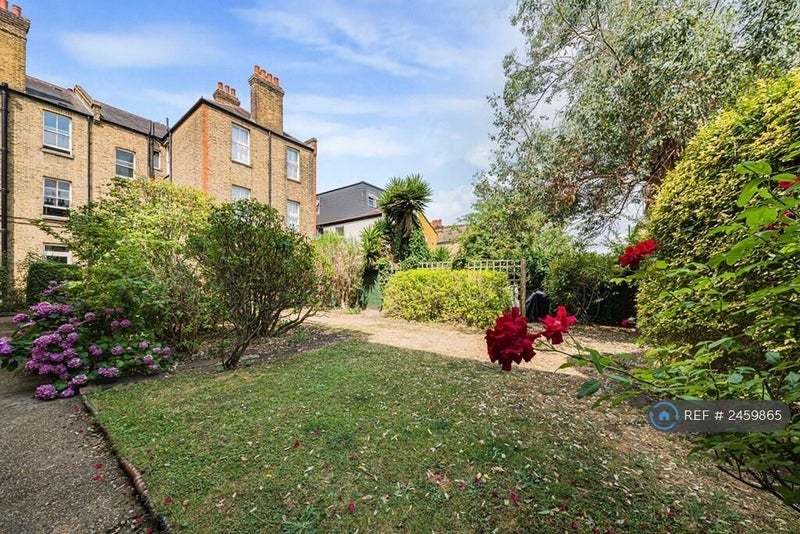 Room Marius Road in Greater London