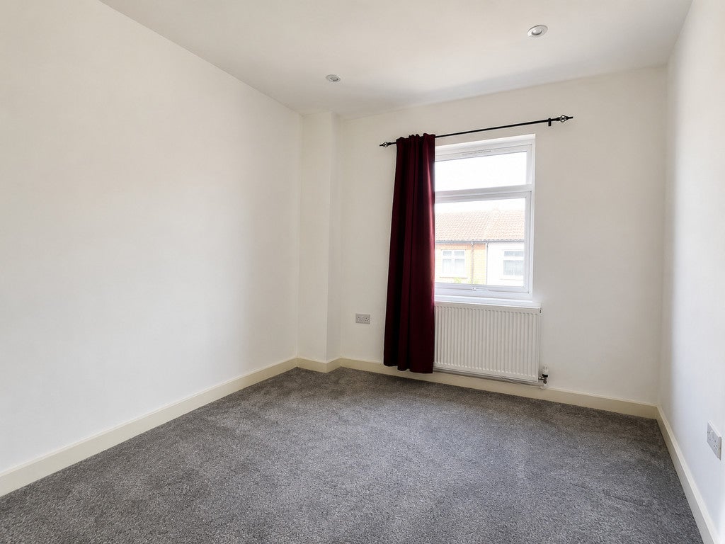 Flat Ripley Road in Greater London