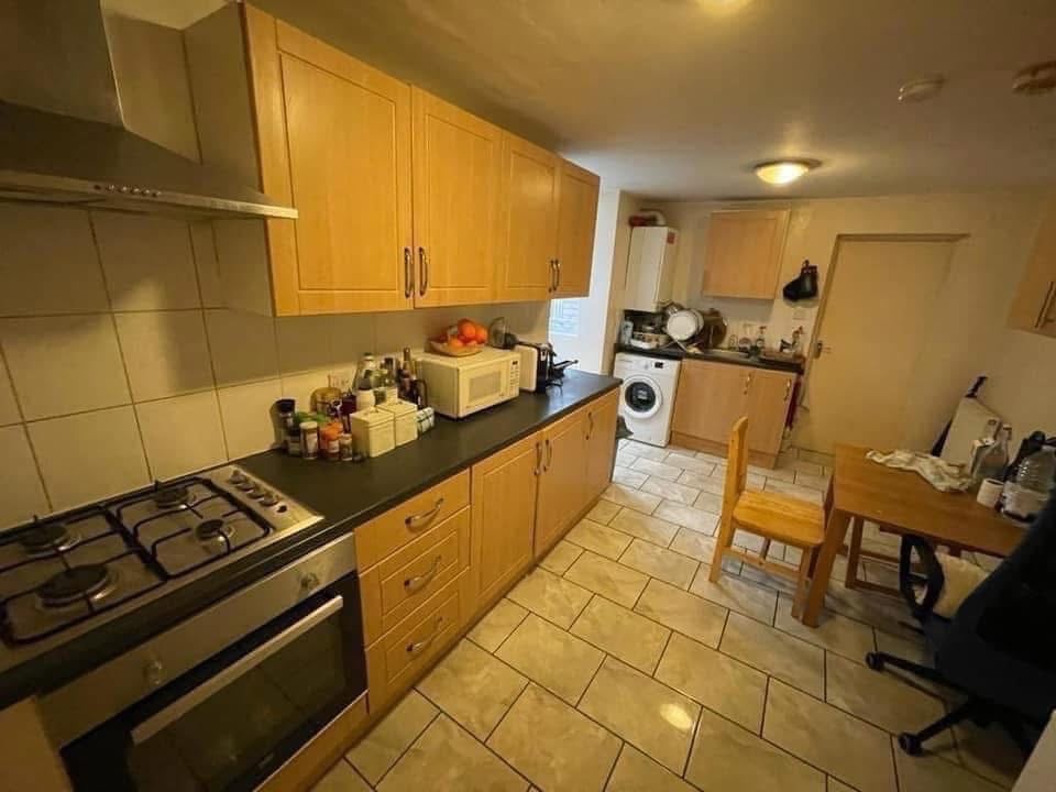 Room Westdown Road in Greater London