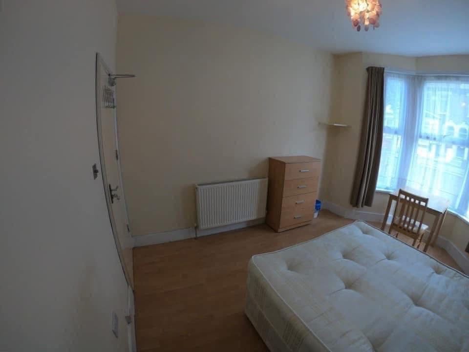 Room Westdown Road in Greater London