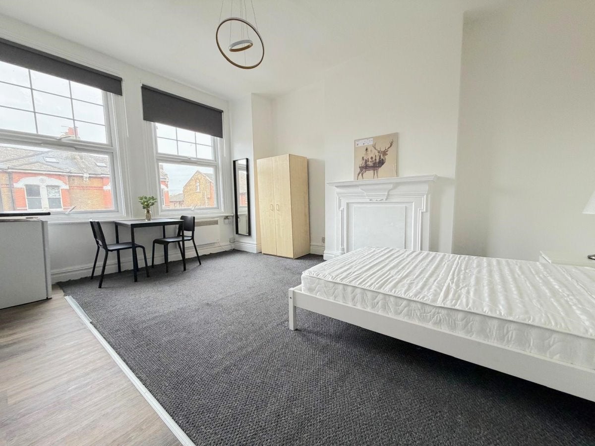Flat Emanuel Avenue in Greater London