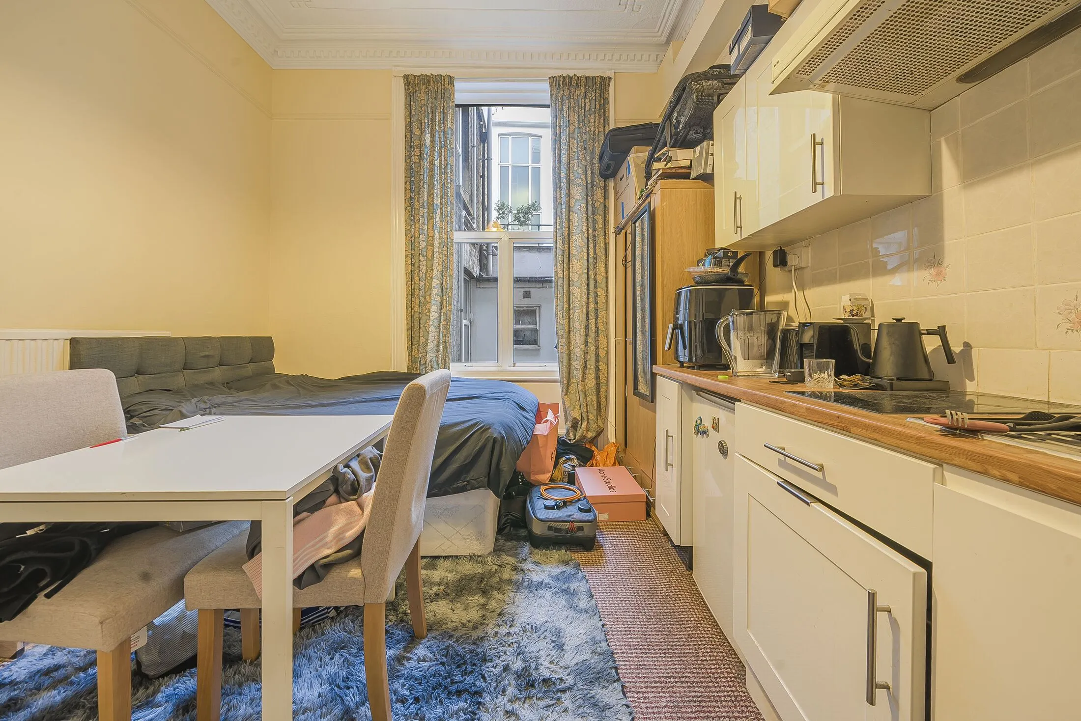 Flat Cheniston Gardens in Greater London