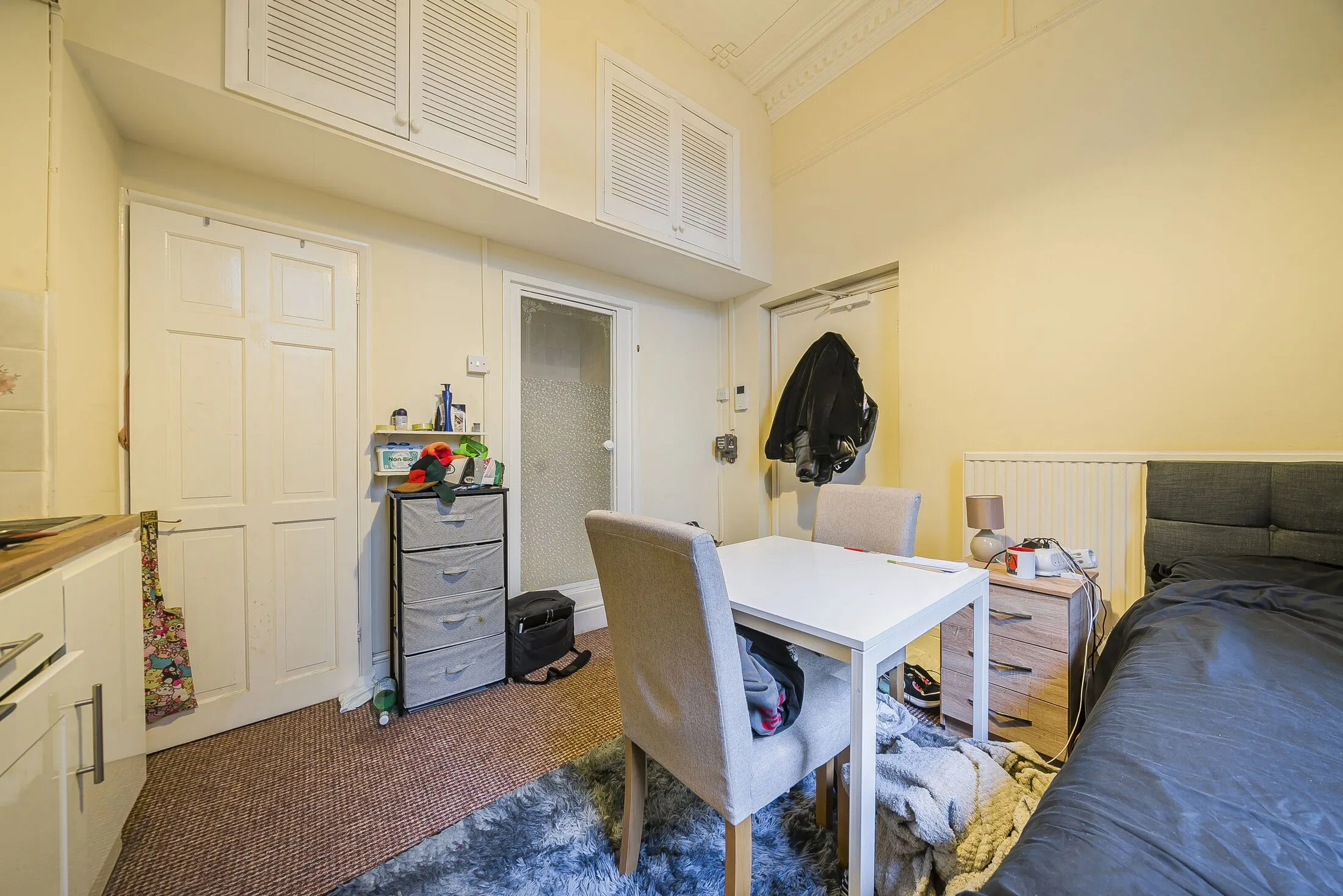 Flat Cheniston Gardens in Greater London