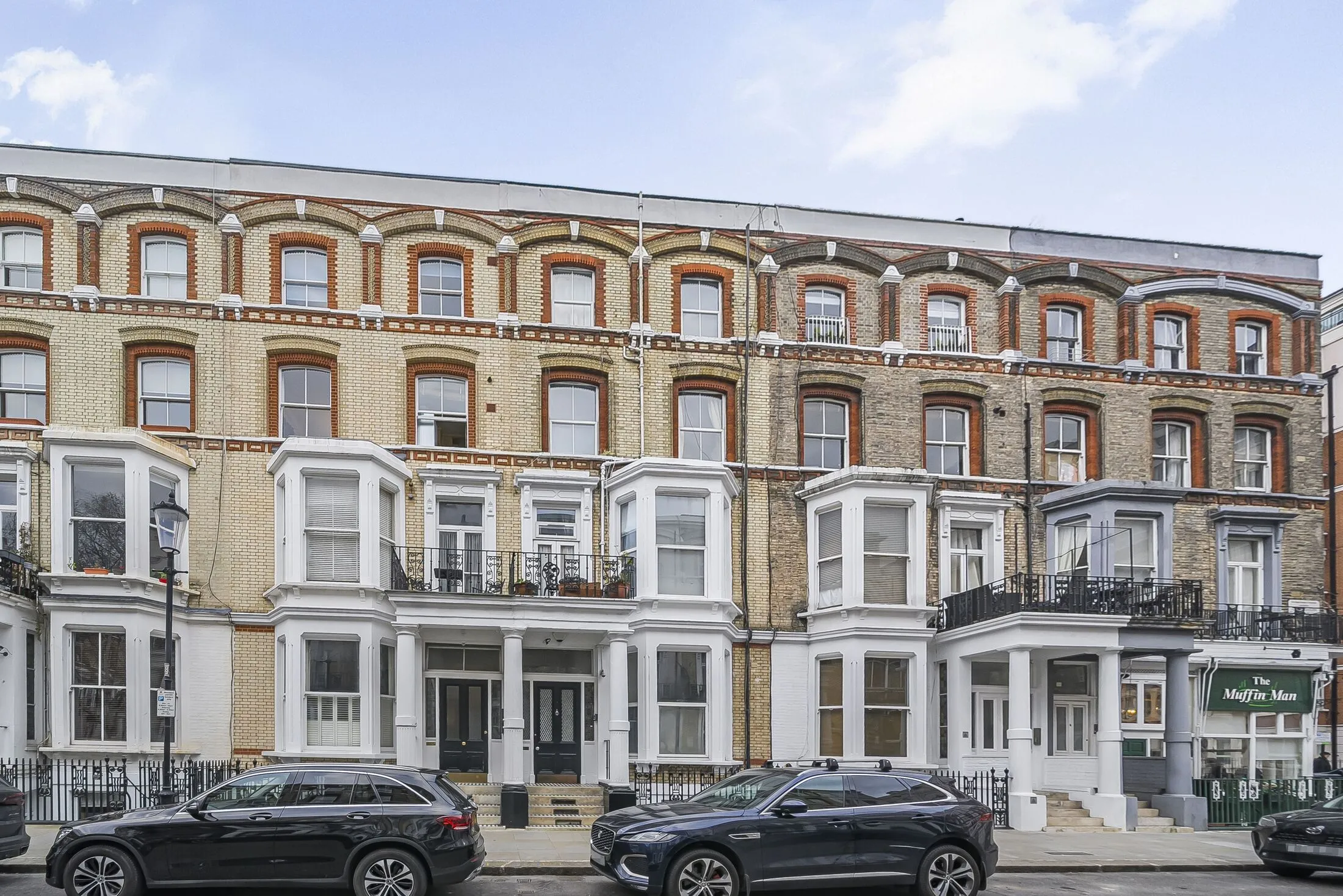 Flat Cheniston Gardens in Greater London