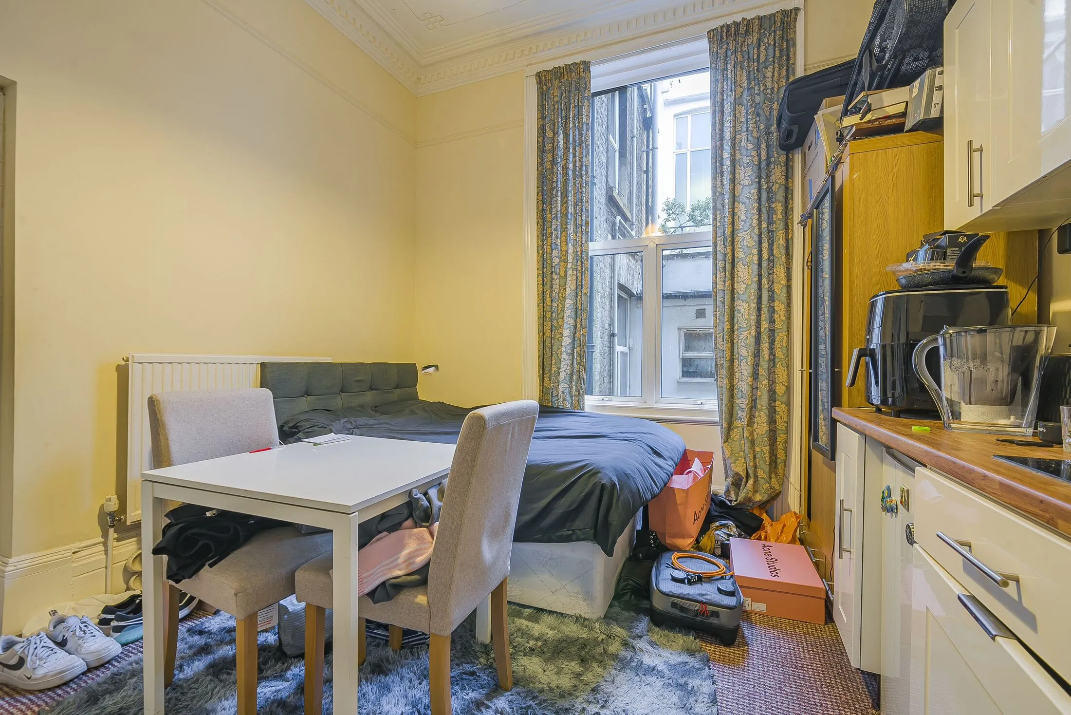 Flat Cheniston Gardens in Greater London