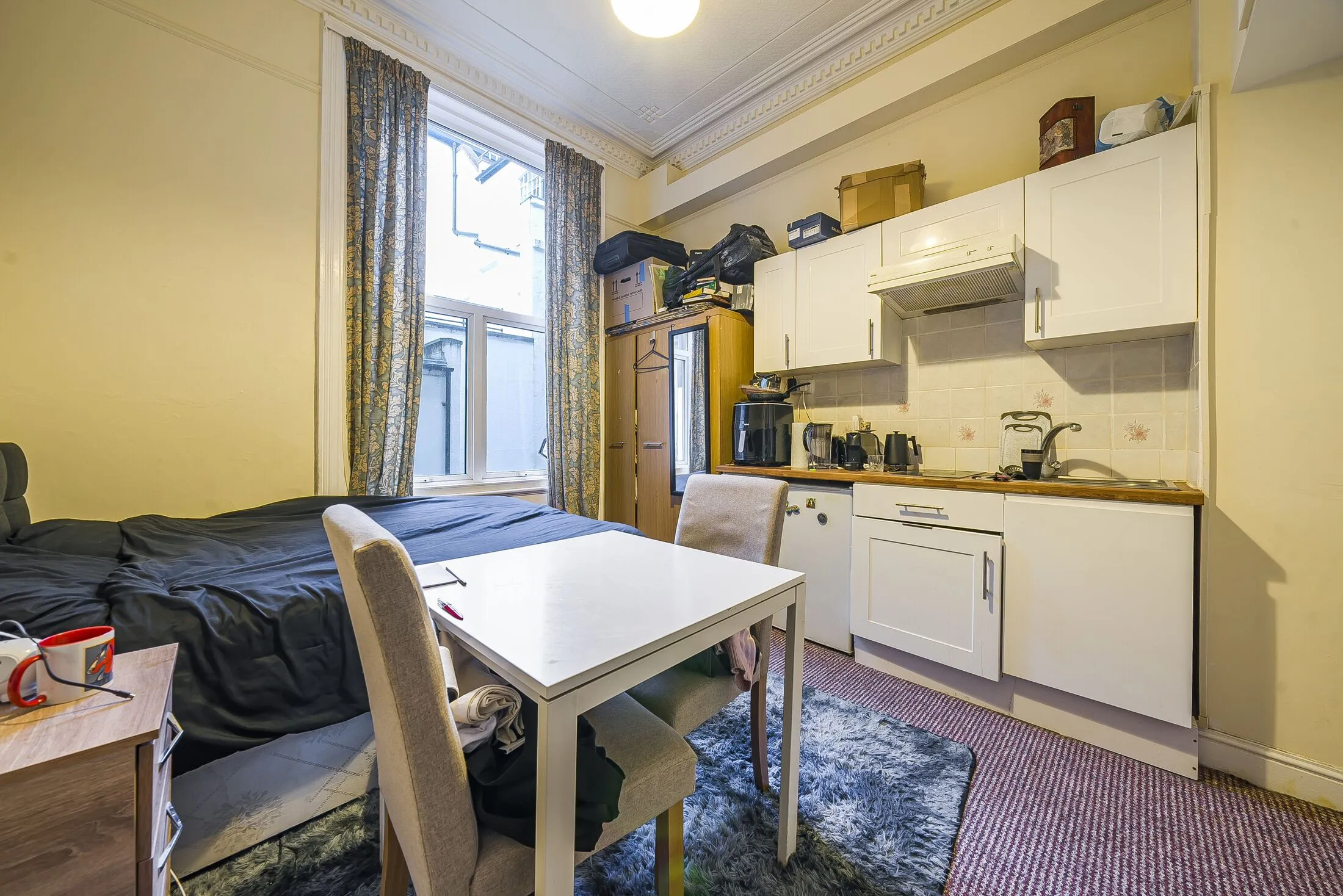 Flat Cheniston Gardens in Greater London
