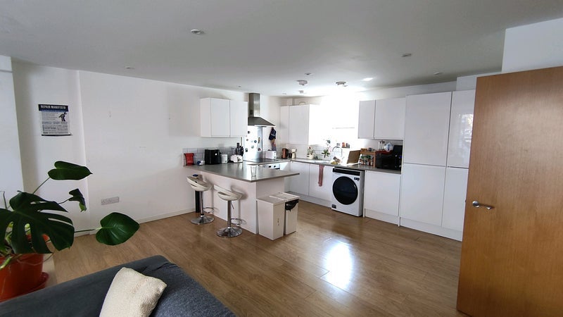 Room 1st Avenue in Greater London