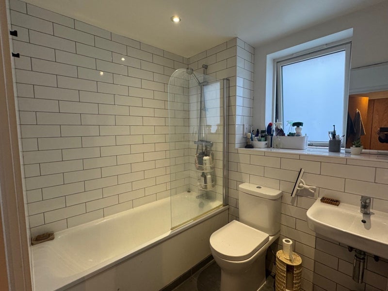 Room 1st Avenue in Greater London