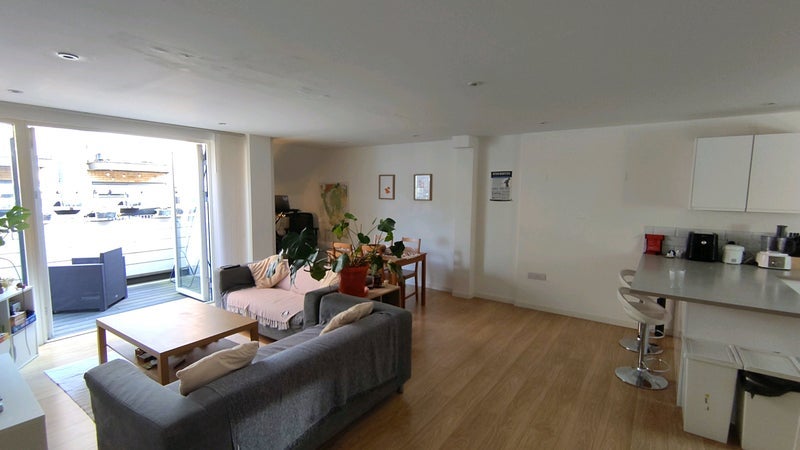 Room 1st Avenue in Greater London