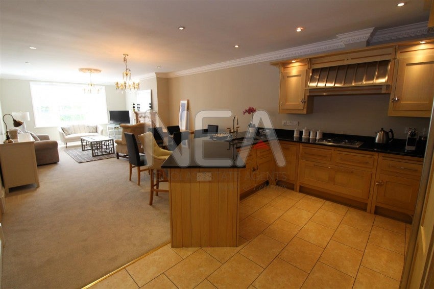 Flat Dovedale Close in Reading