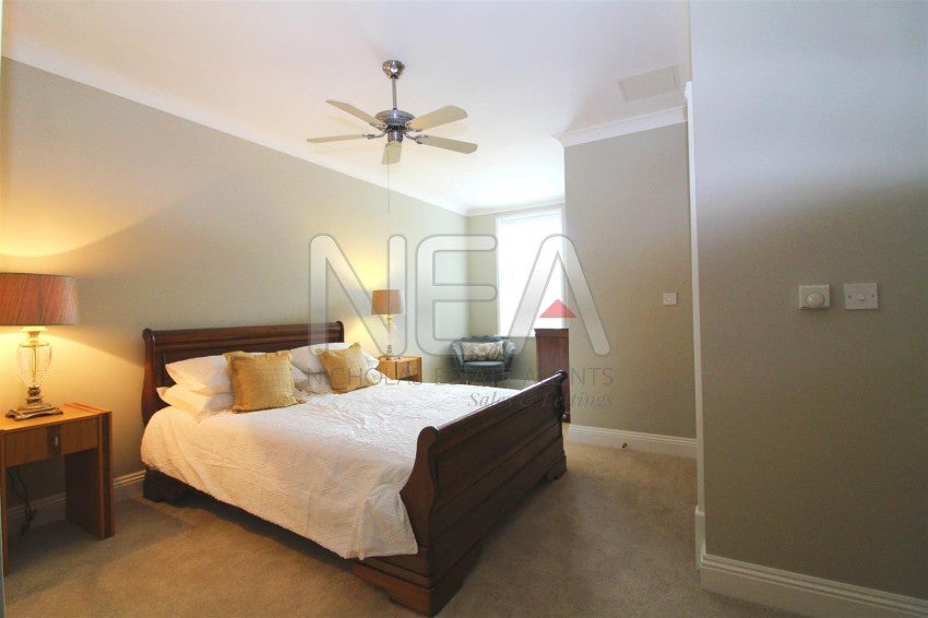 Flat Dovedale Close in Reading