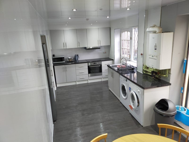 Room Asket Drive in Leeds