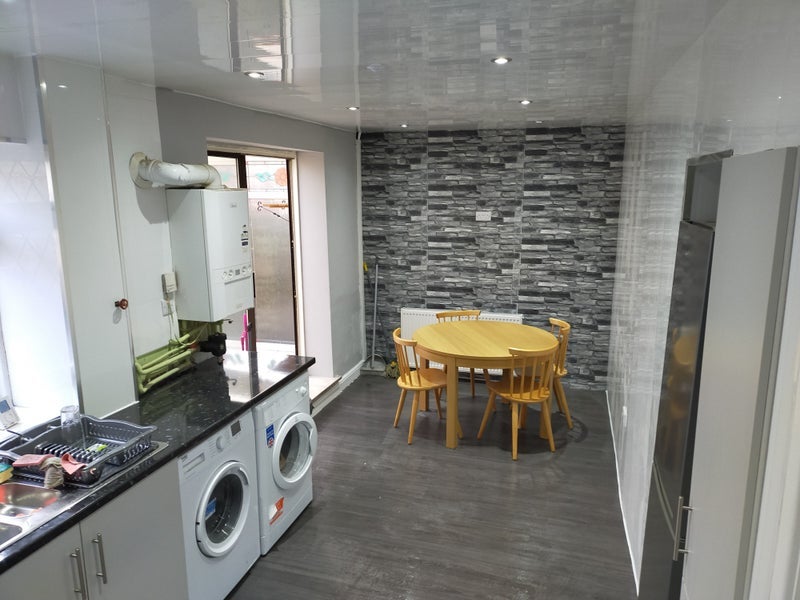 Room Asket Drive in Leeds