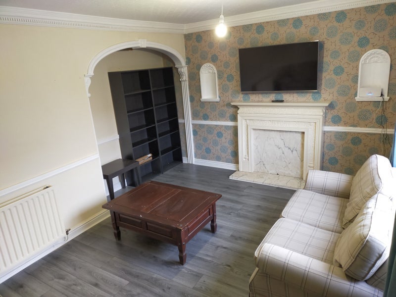 Room Asket Drive in Leeds