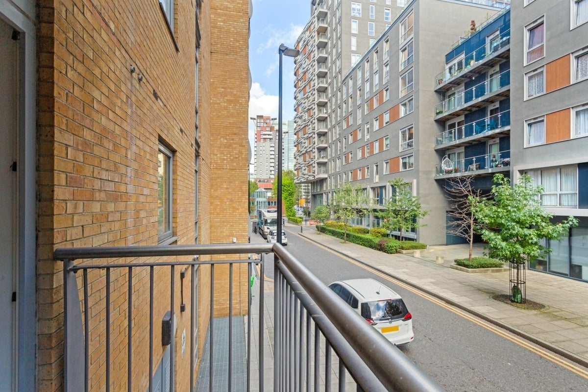 Flat Cassilis Road in Greater London