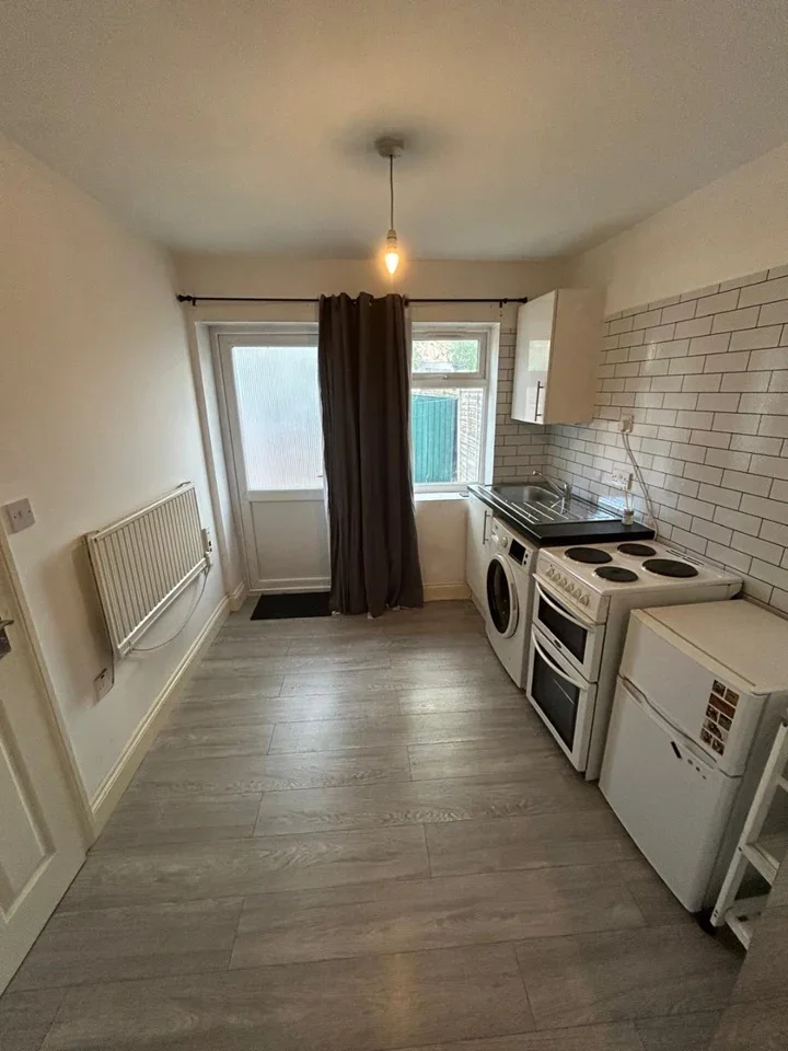 Flat Elmgate Avenue in Greater London