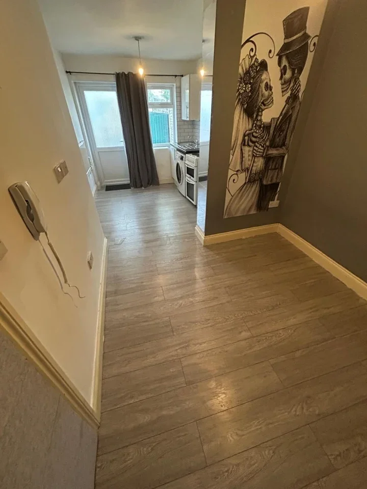 Flat Elmgate Avenue in Greater London