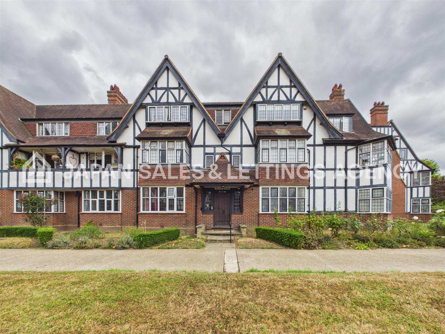 Flat Queens Drive in Greater London