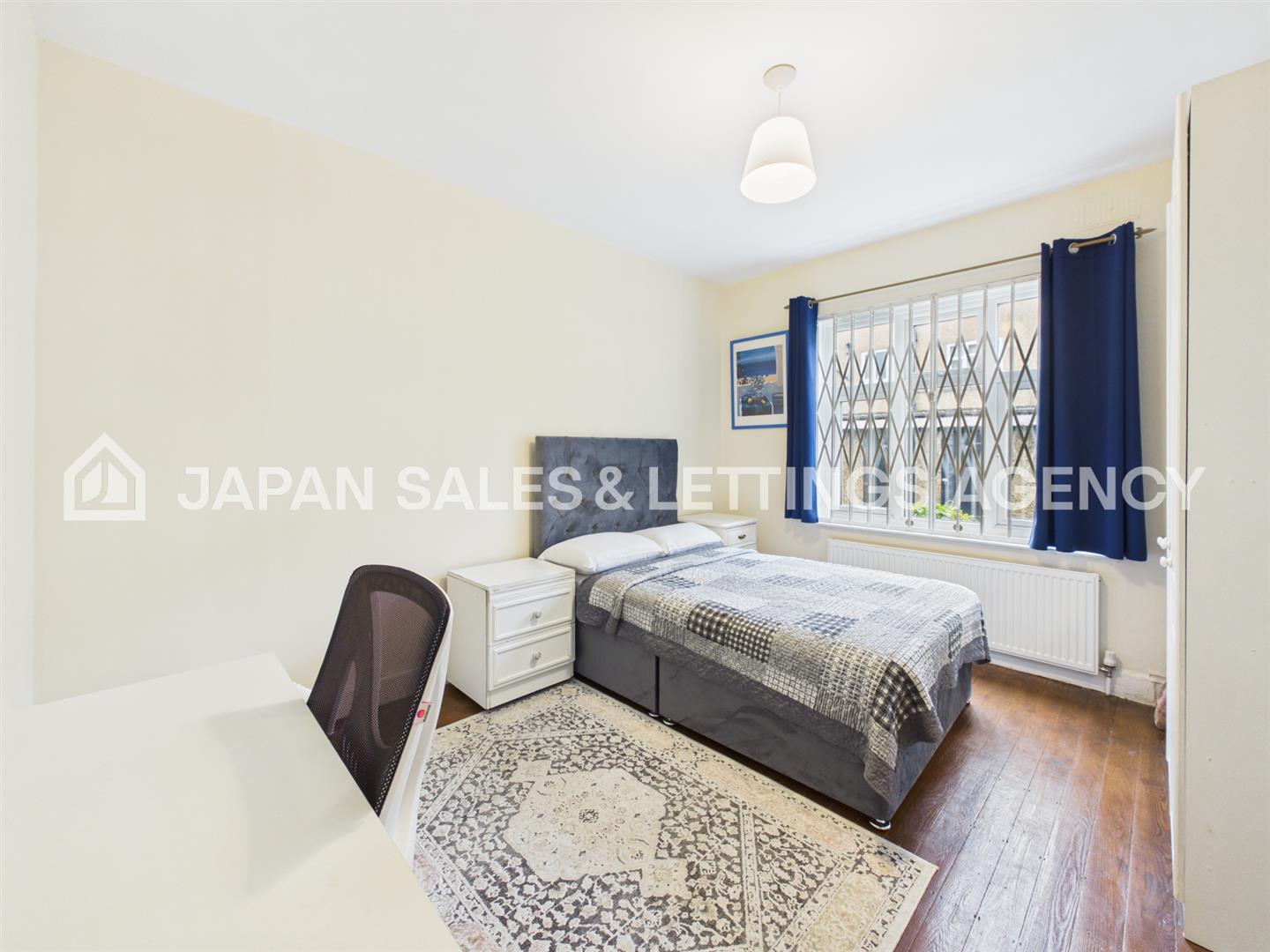 Flat Queens Drive in Greater London