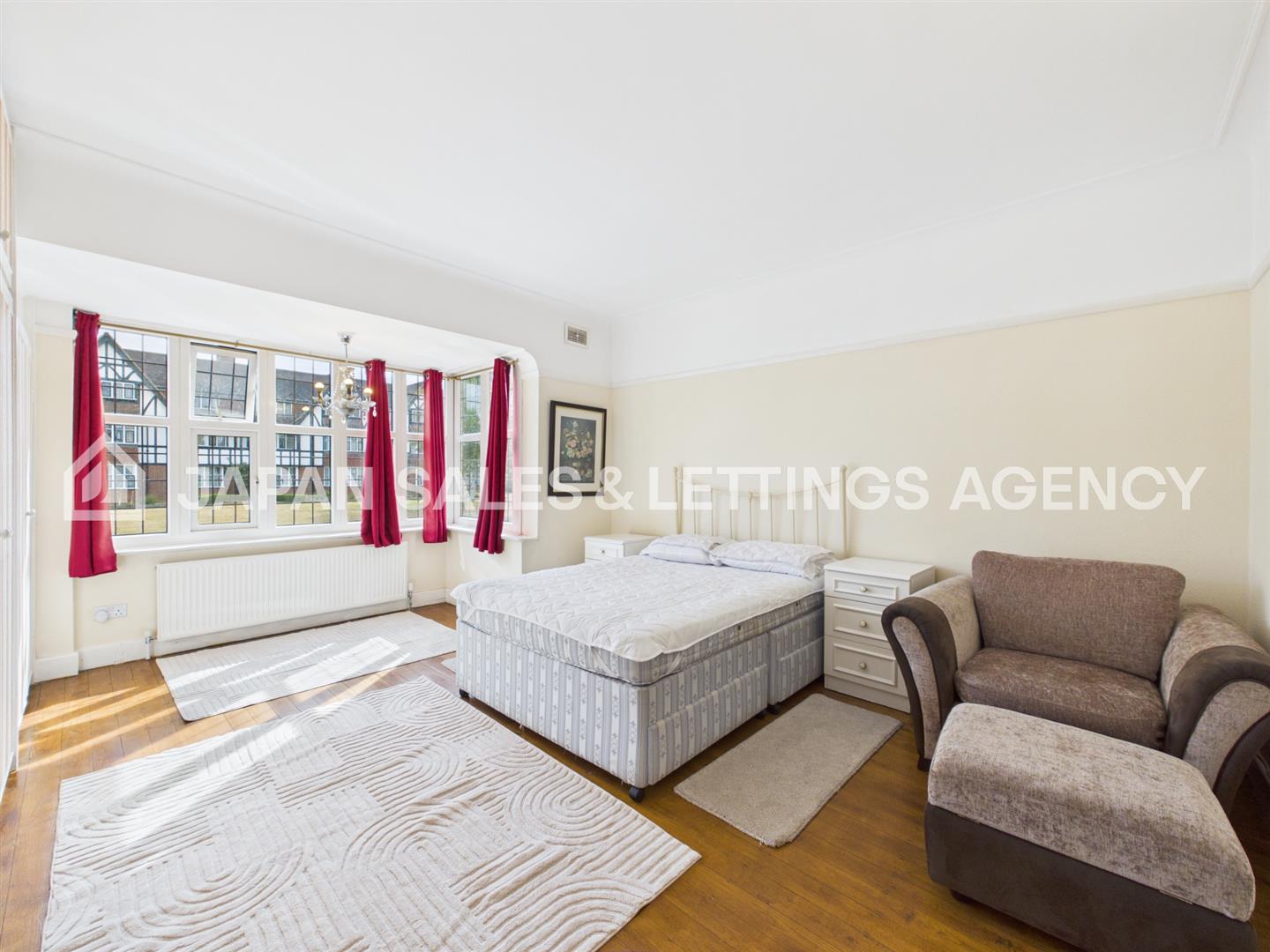 Flat Queens Drive in Greater London