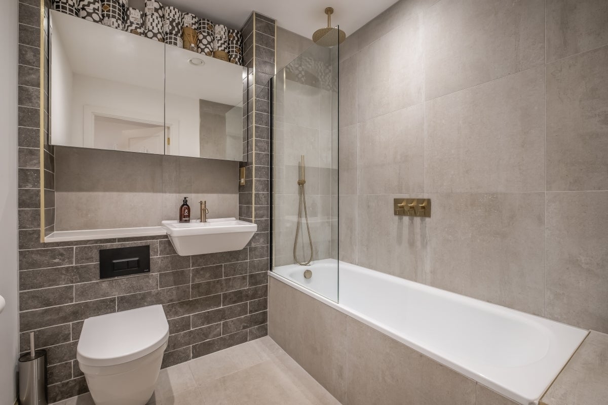 Flat Ravensbury Terrace in Greater London