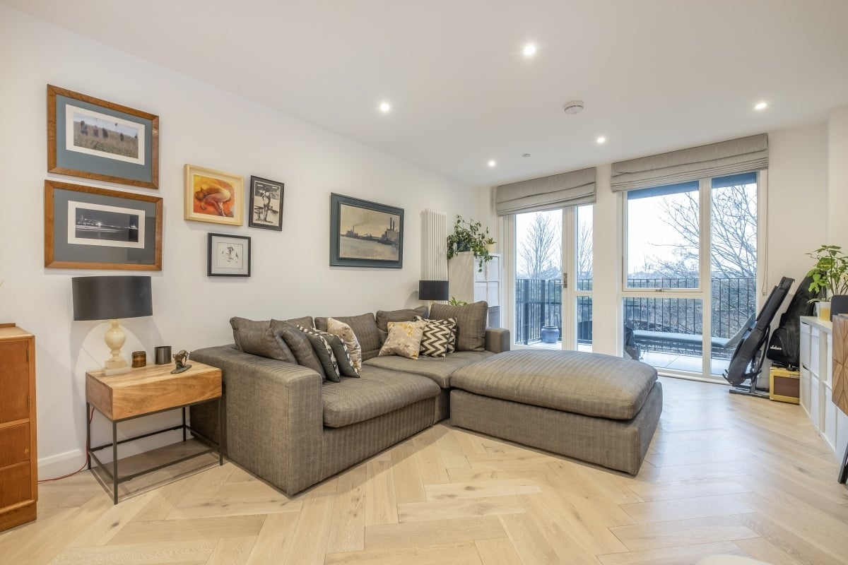 Flat Ravensbury Terrace in Greater London