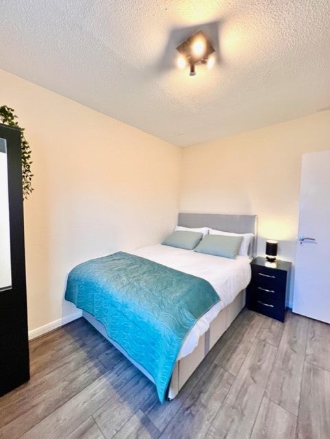 Room Croombs Road in Greater London