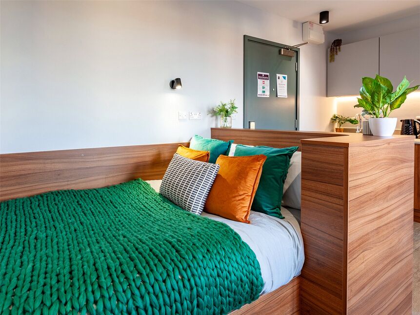 Room High Street in Borough of Runnymede