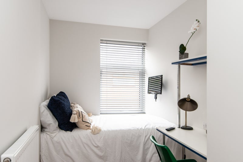Room Cauldon Road in Stoke-on-Trent