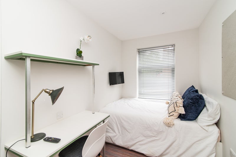 Room Cauldon Road in Stoke-on-Trent