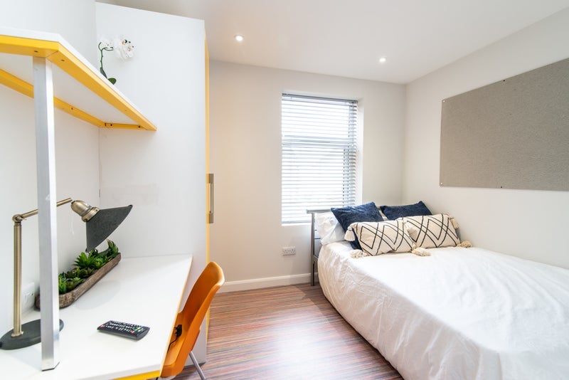 Room Cauldon Road in Stoke-on-Trent