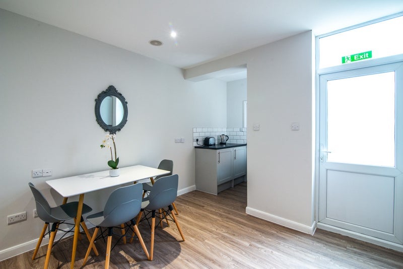 Room Cauldon Road in Stoke-on-Trent