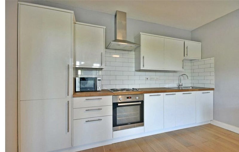 Room Hendon Way in Greater London