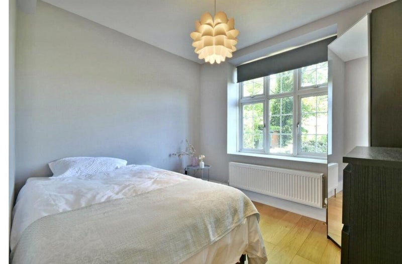 Room Hendon Way in Greater London