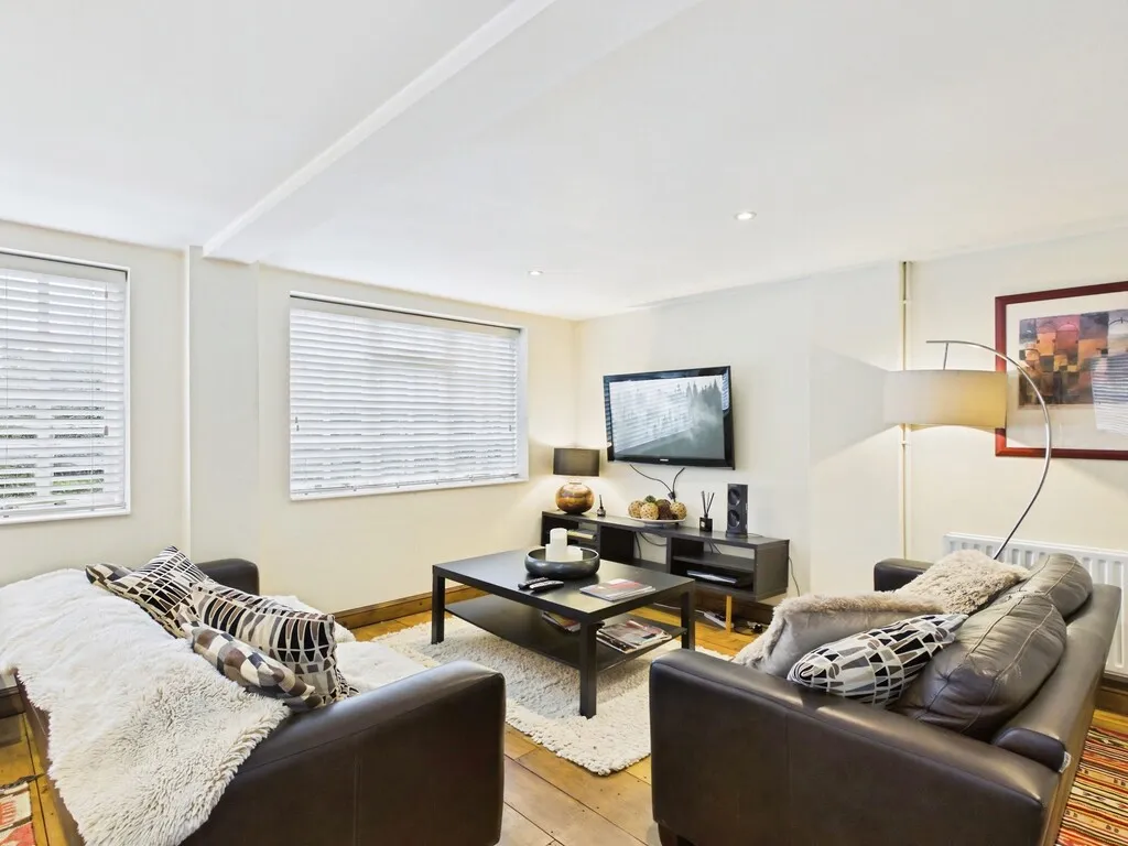 Flat Coneyhurst Road in Billingshurst