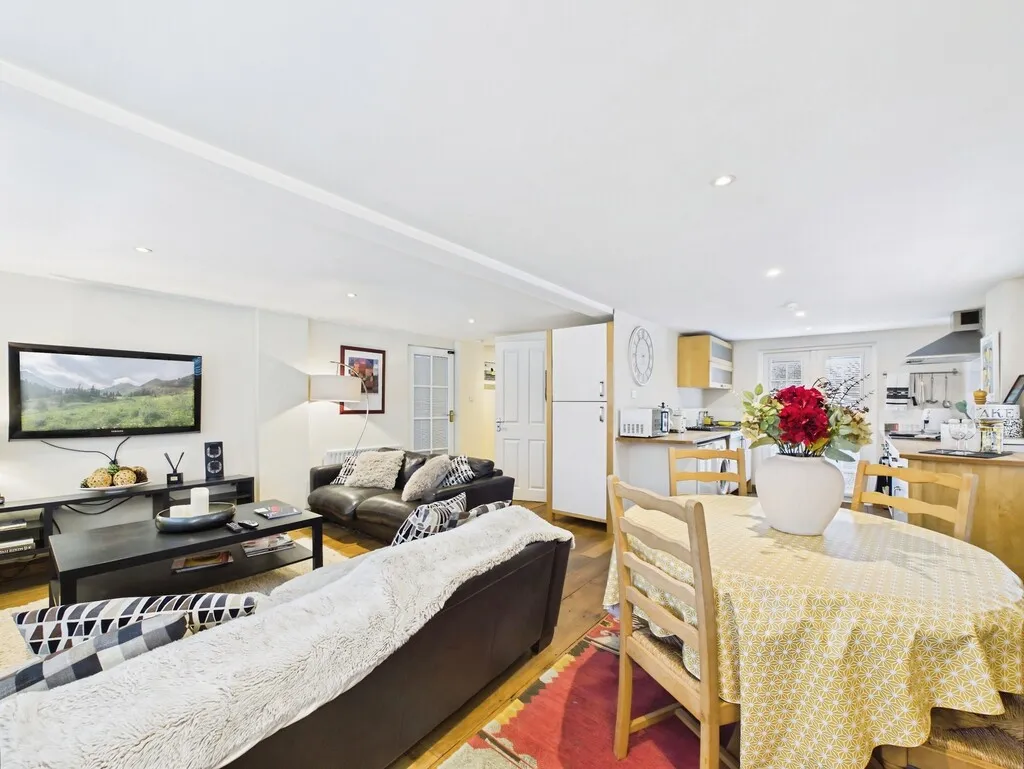 Flat Coneyhurst Road in Billingshurst