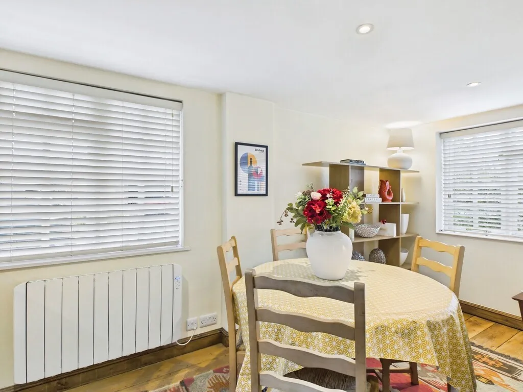 Flat Coneyhurst Road in Billingshurst