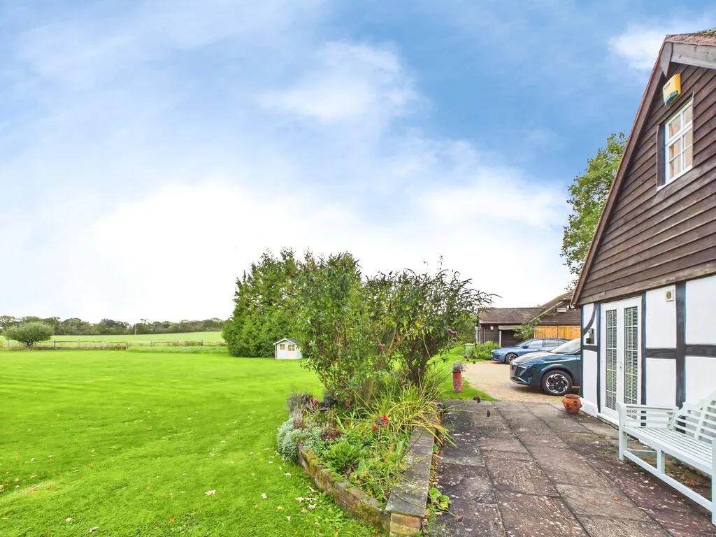 Flat Coneyhurst Road in Billingshurst