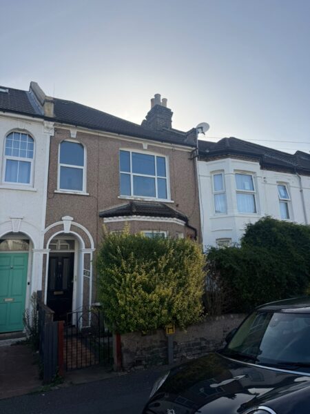 Flat Brookdale Road in Greater London