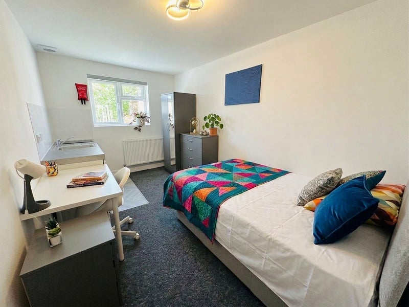 Room Hurcott Road in Wyre Forest