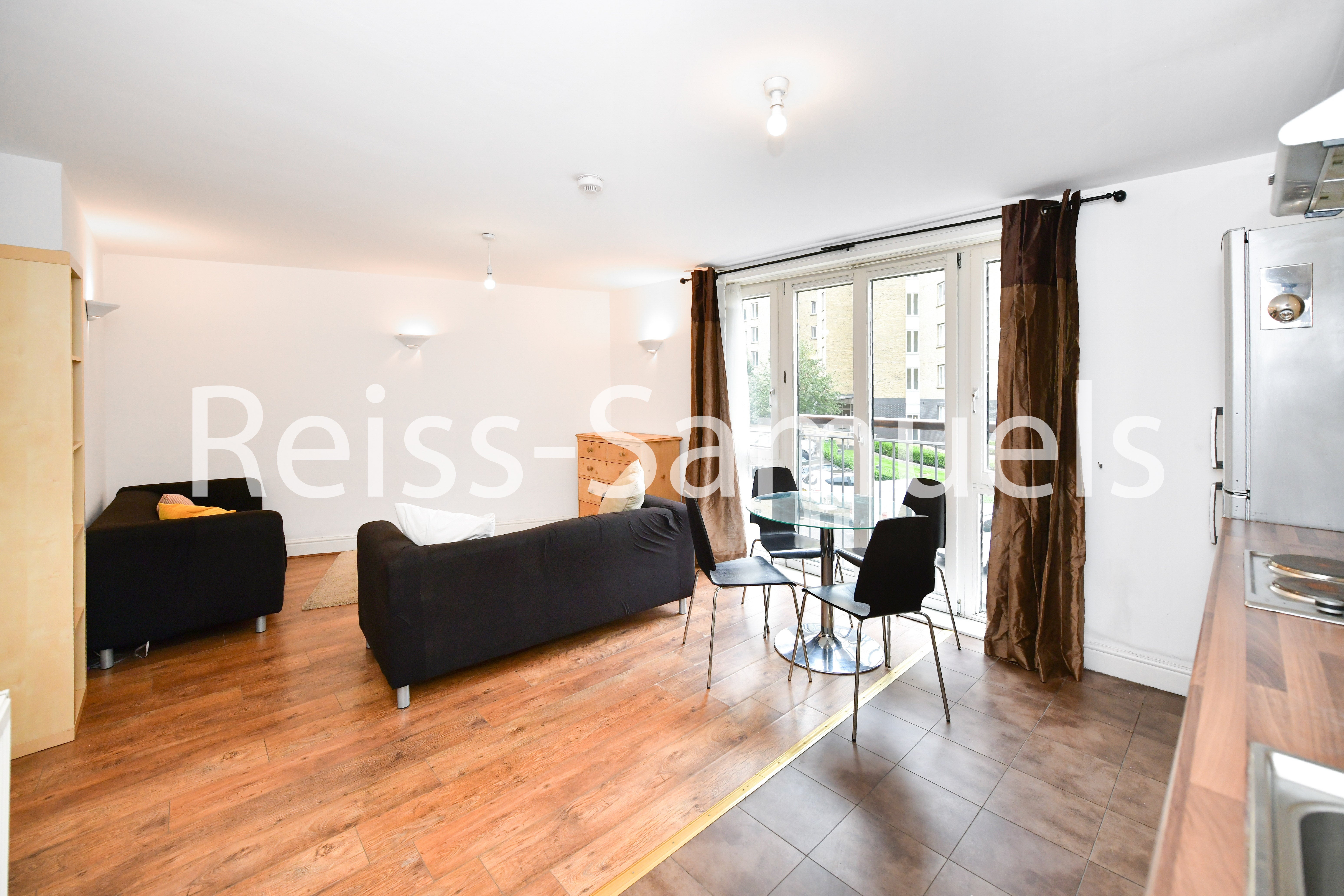 Flat Westferry Road in Greater London