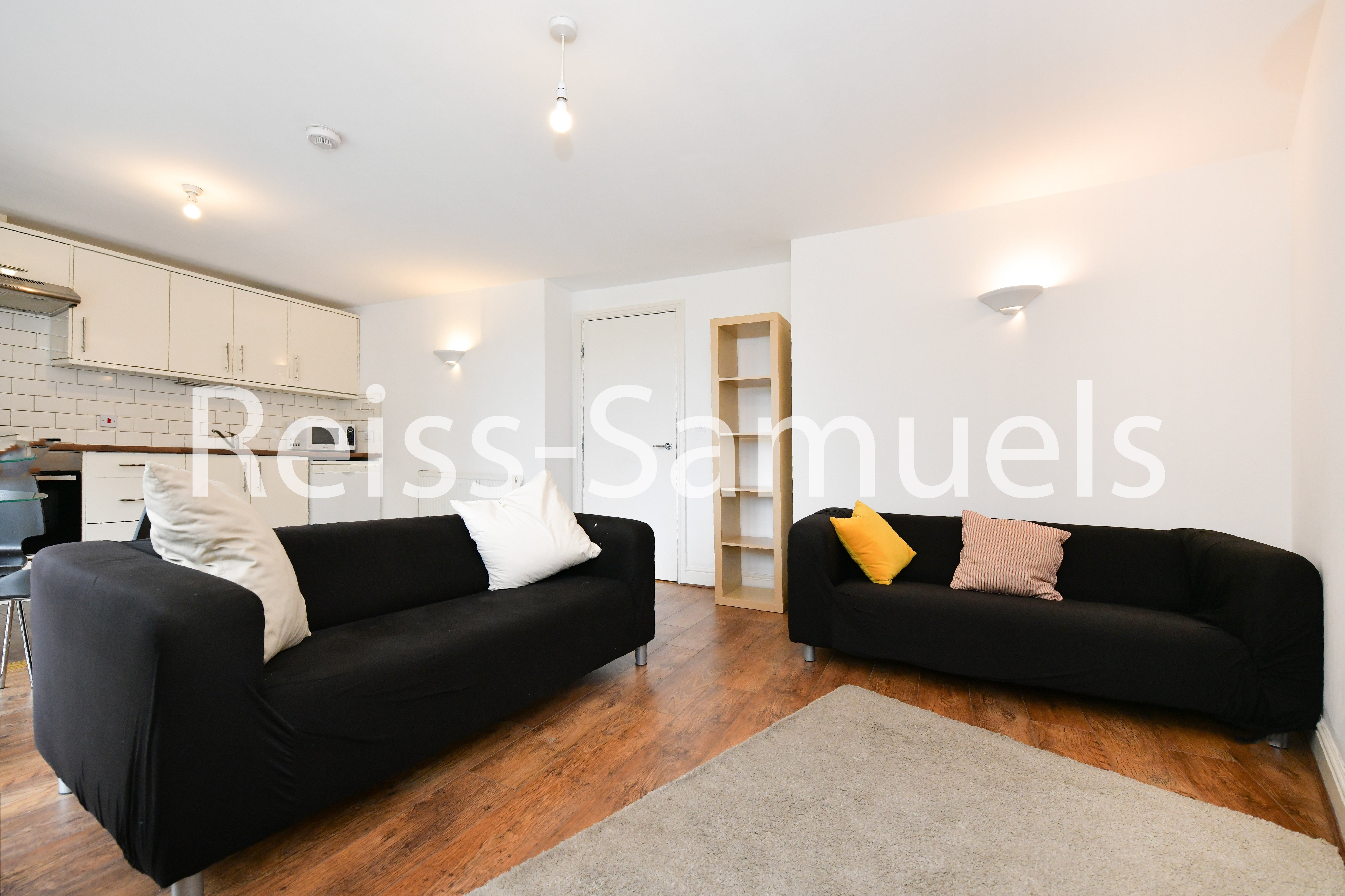 Flat Westferry Road in Greater London