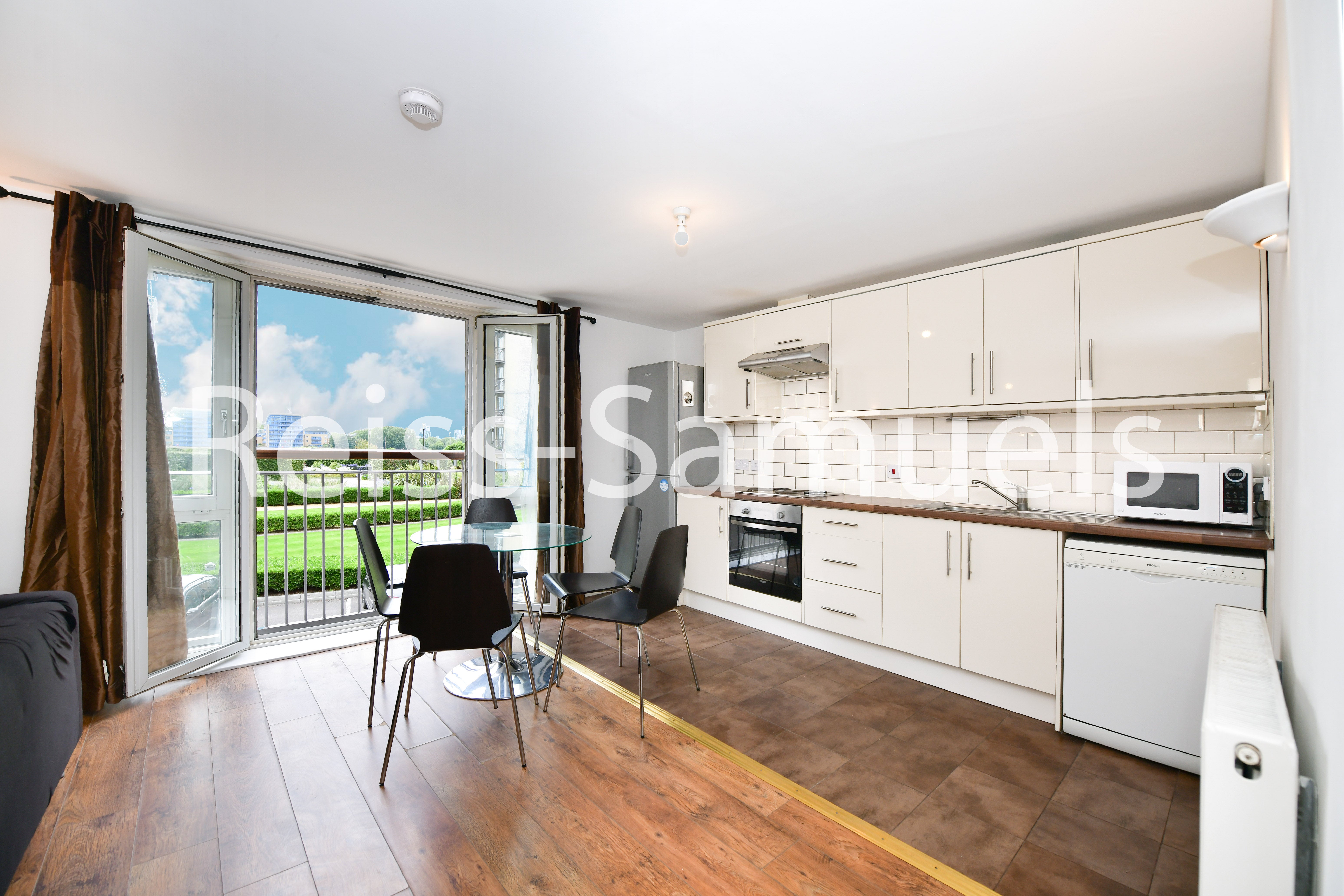 Flat Westferry Road in Greater London