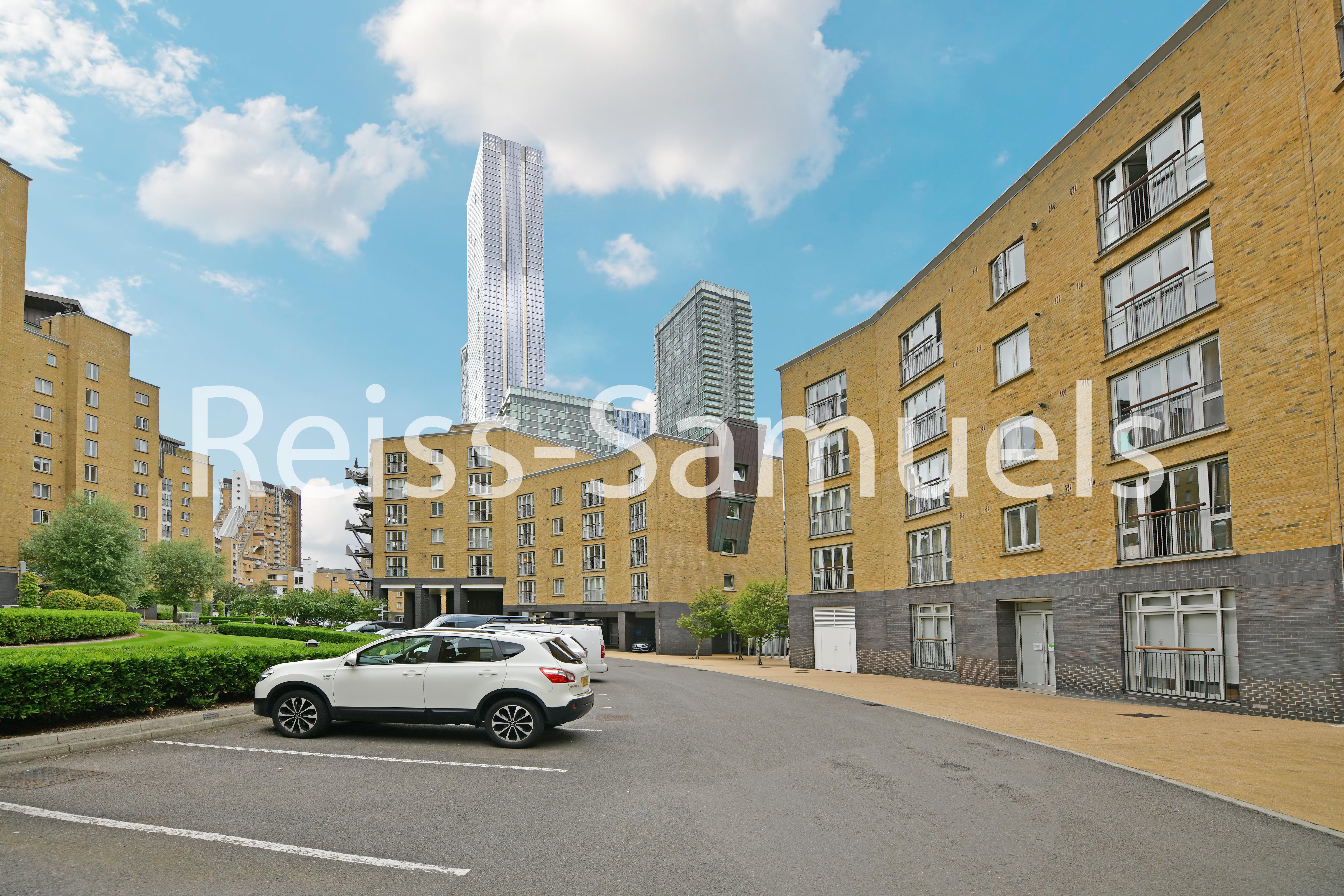 Flat Westferry Road in Greater London