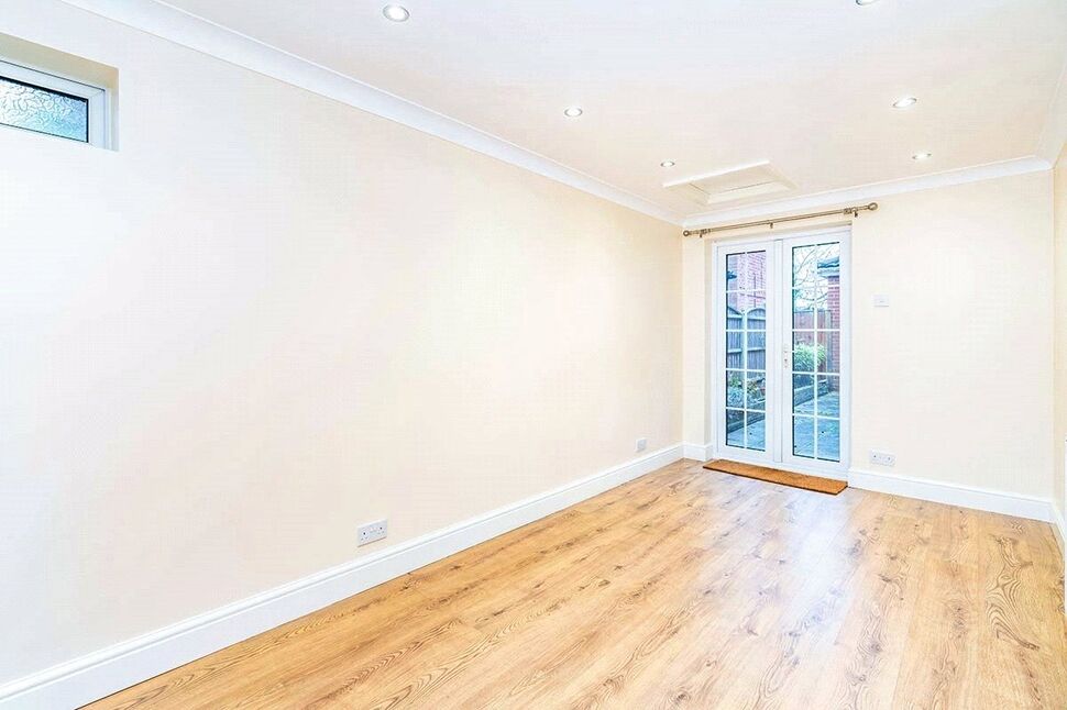 Flat Kanes Hill in Hedge End