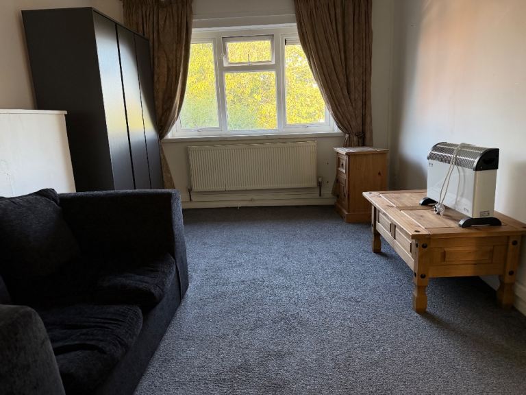 Flat Harborne Park Road in Birmingham