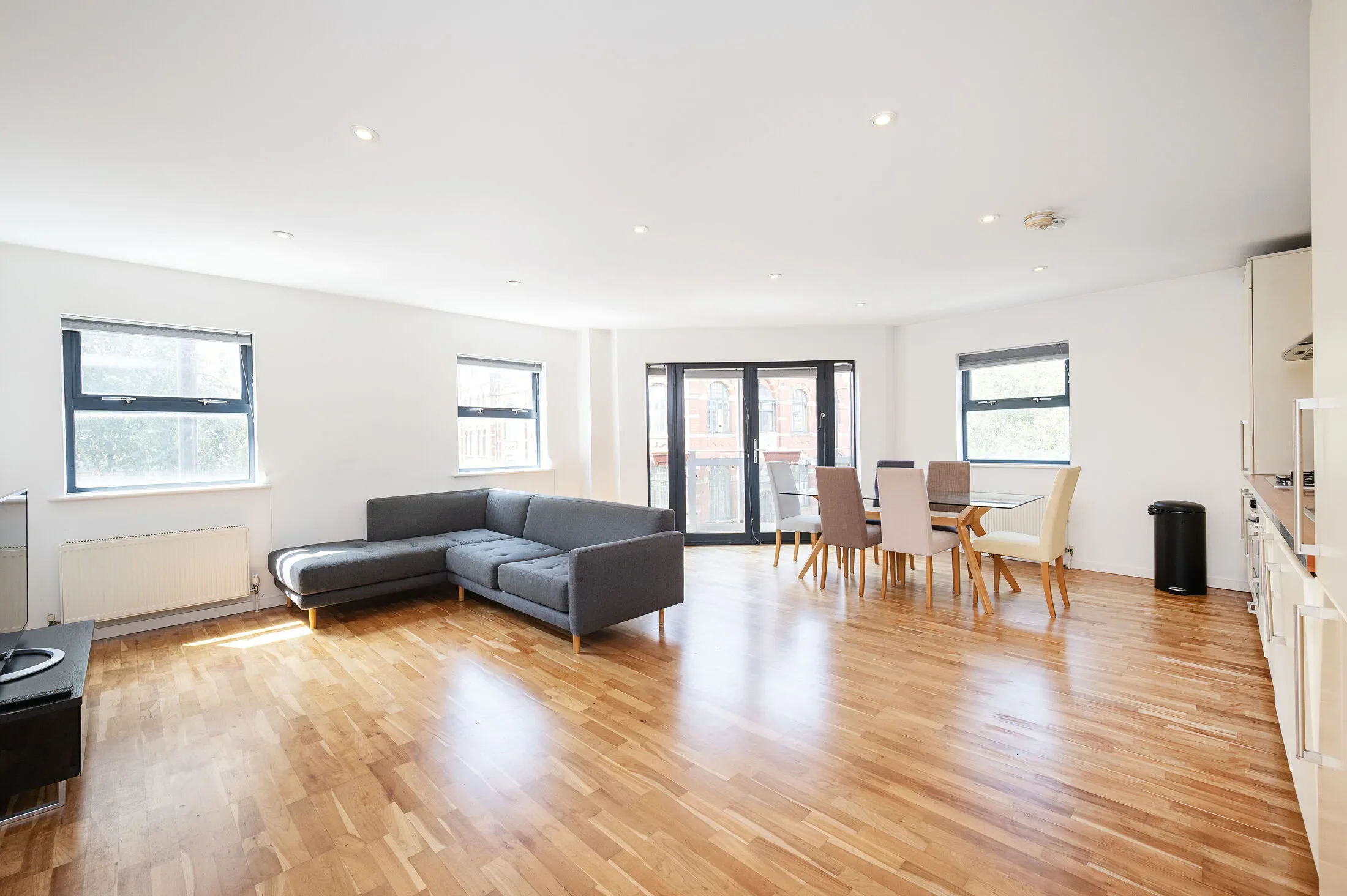 Flat Wheler Street in Greater London