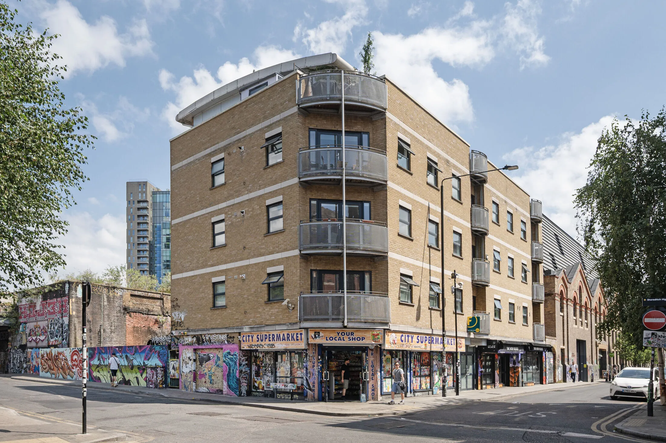 Flat Wheler Street in Greater London